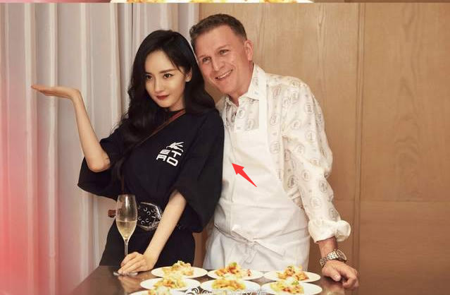 这次杨幂和老总合照,两人依偎地靠在一起,老外则是满脸笑容,心情看