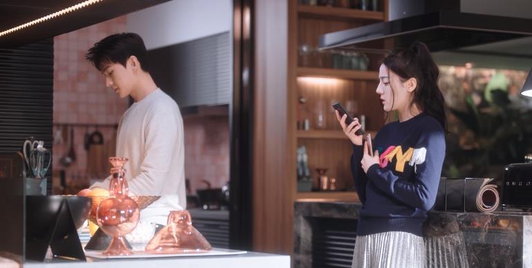 荣耀夫妇沙发咚甜度升级,怎知大家关注乔晶晶姿势,细节好赞