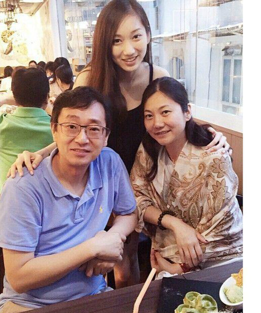 2021港姐选出27岁季军,冠军比赛失误被吐槽爆冷,星二代未入三甲