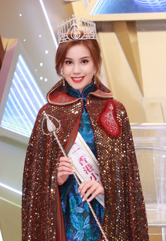 2021香港小姐宋宛颖笑起来真甜,多位佳丽中脱颖而出,优雅恬静