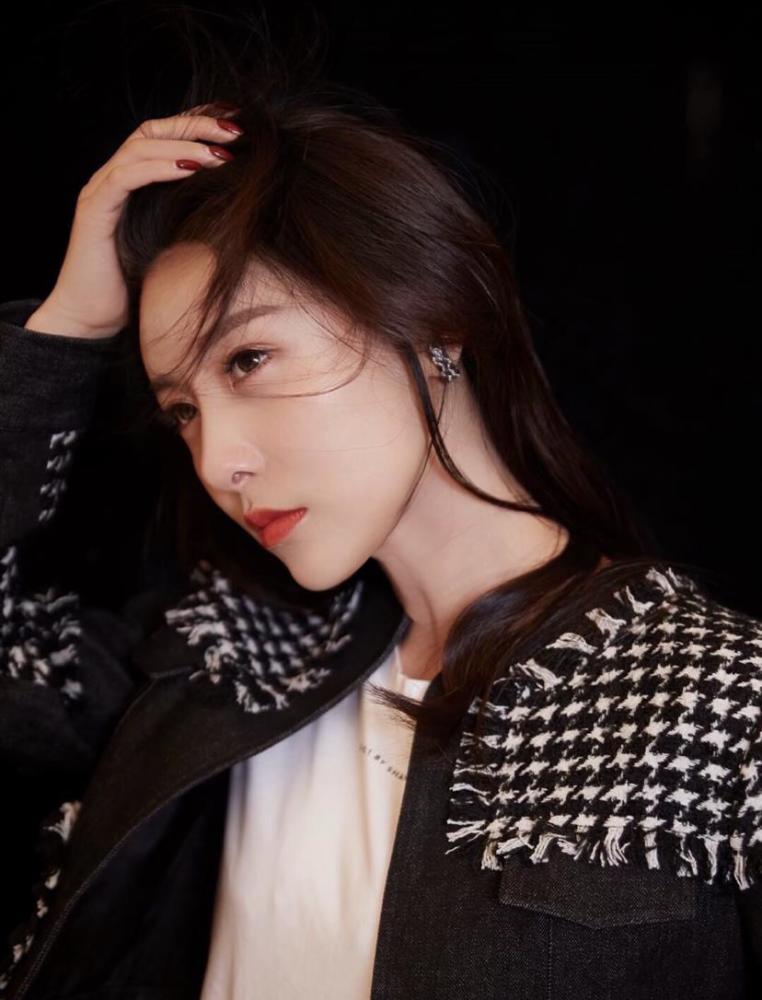 贾青中国内地影视女演员歌手毕业于上海师范大学谢晋影视艺术学院