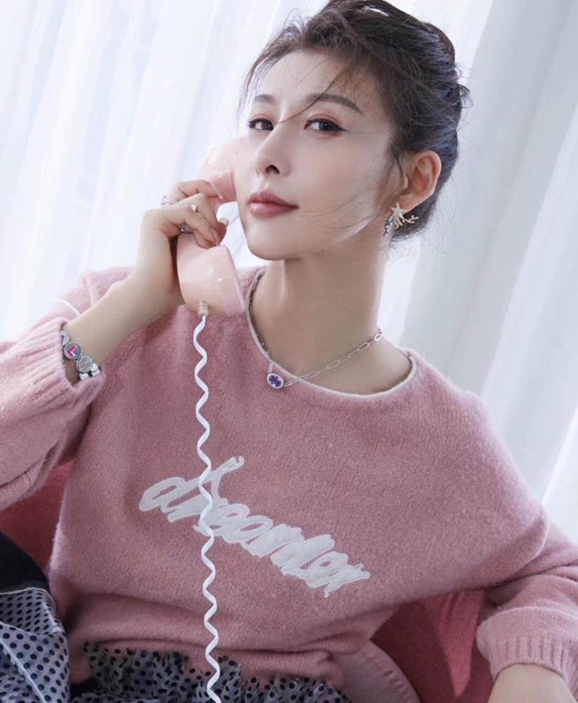 贾青中国内地影视女演员歌手毕业于上海师范大学谢晋影视艺术学院