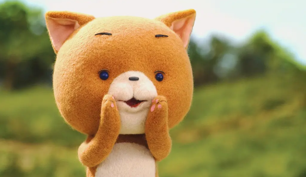 摆弄着她最喜欢的布偶,孜孜不倦地尝试着定格动画的创作