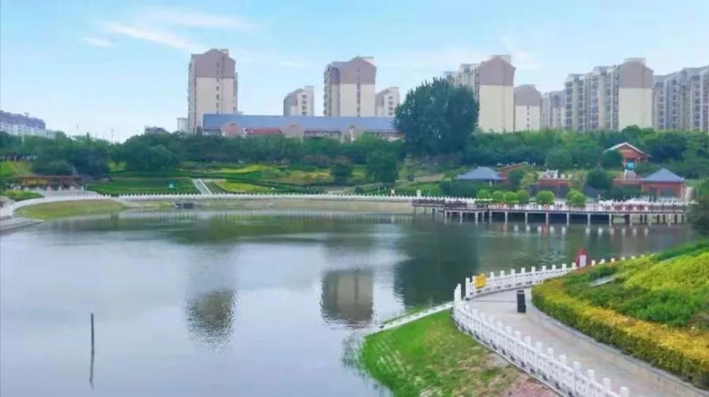 兰河公园实景图经过10年的建设发展,常住人口超过60万的港区也成长起