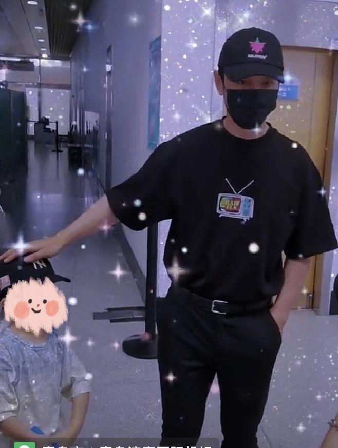 黄晓明带儿子回青岛老家,小海绵现身机场和啤酒节,帅气可爱_腾讯新闻