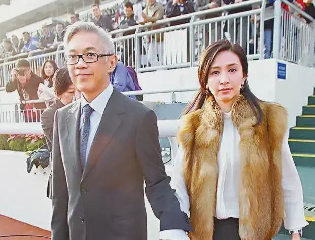 能这样一直幸福下去,却没想到胡家骅突然因病去世,死在吴婉芳的枕边