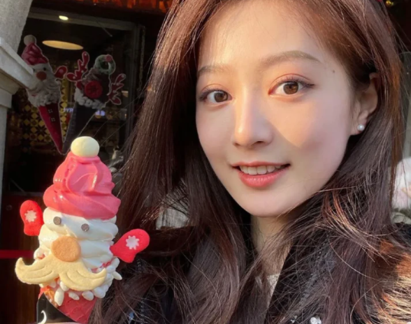 中传最美领诵员冯琳开学典礼上勉励学弟学妹台下掌声不断