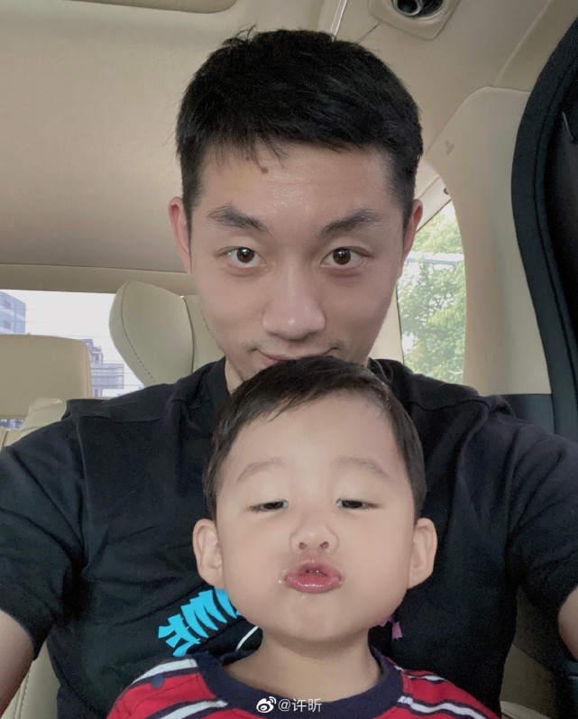 国乒出发全运会樊振东人气旺遭围堵许昕晒父子合影儿子超萌