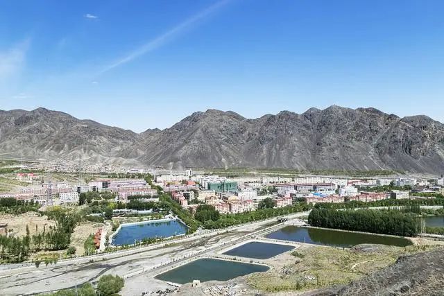 伊吾县城是新疆最袖珍的县城,城区总人口约五六千人,县城规模还