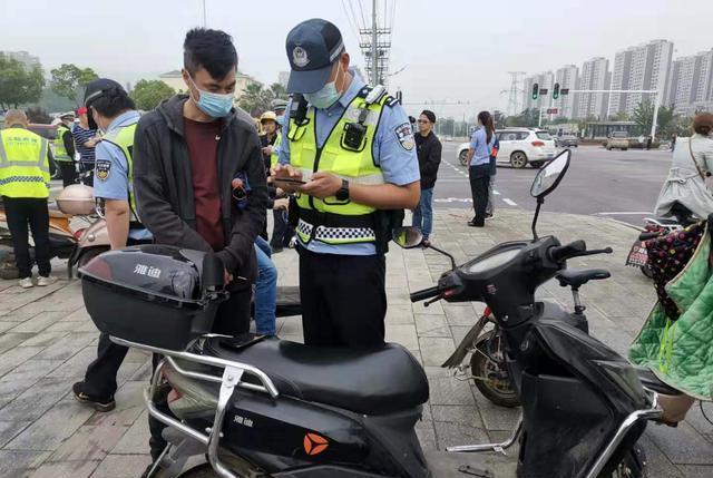 逆行無牌無證加裝雨棚武漢江夏區交警嚴查電動車違法