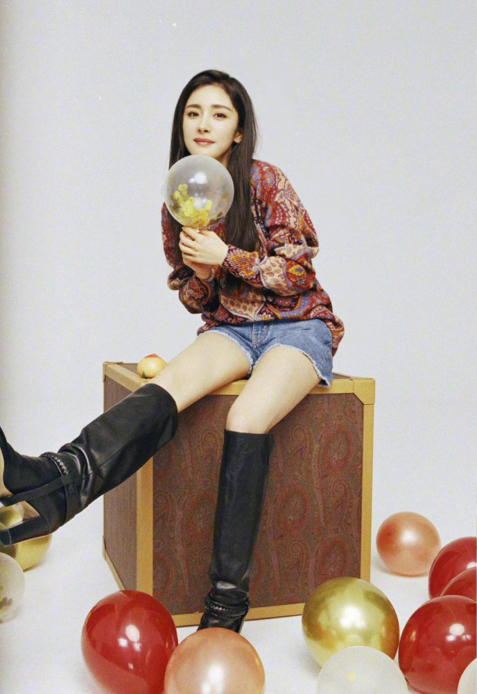 杨幂晒35岁生日照印花上衣搭配牛仔裤半个娱乐圈都在祝福