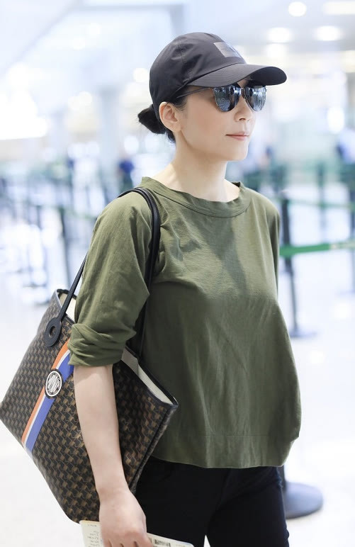 俞飞鸿真是阿姨辈清流t恤配小黑裤简约接地气气质仍惊艳路人