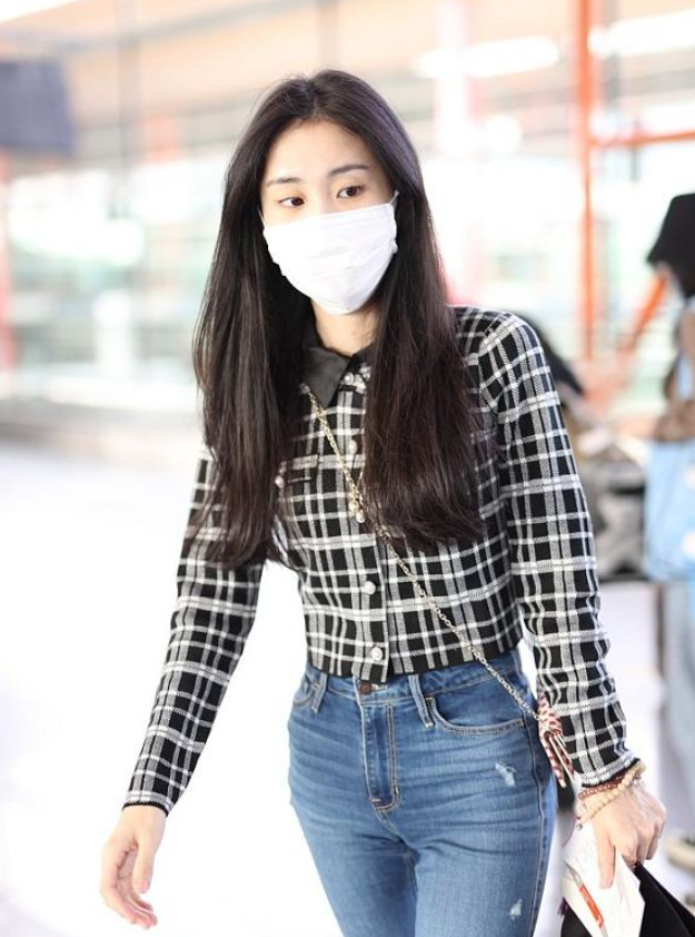 张碧晨真没明星架子格纹衬衫配牛仔裤低调简约舒适又显高