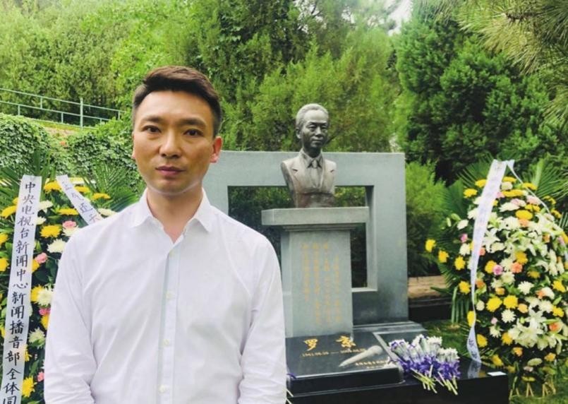 罗京离世12年当年哭晕在葬礼上的妻子带着儿子嫁给了富商