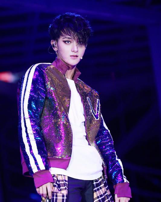 而早在几年前,黄子韬回到国内尚未成名时,他也是以女性化妆容和动作博