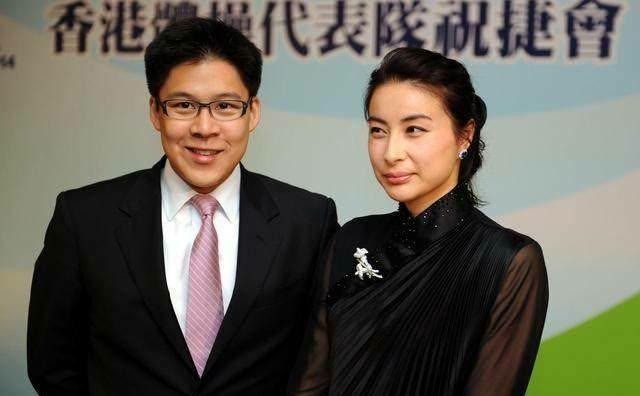 郭晶晶真是阔太清流,参加活动穿白衣蓝裙好朴素,合照显家庭地位