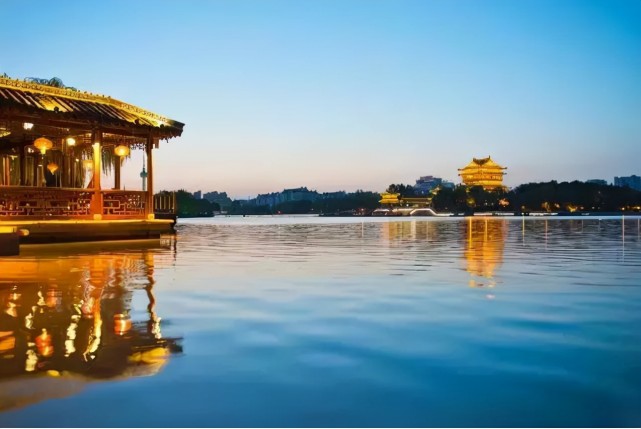 有2100多年的建城史,著名景點有溱湖風景區,鳳城河風景區,梅蘭芳公園