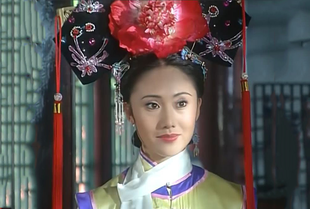 "令妃"并不是女演员赵丽娟的荧幕处女作,尽管她也是被《还珠》捧红的