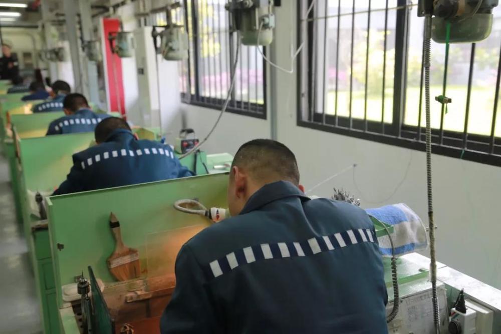 瓷刻剪纸绒绣服刑人员在监狱里还能学非遗