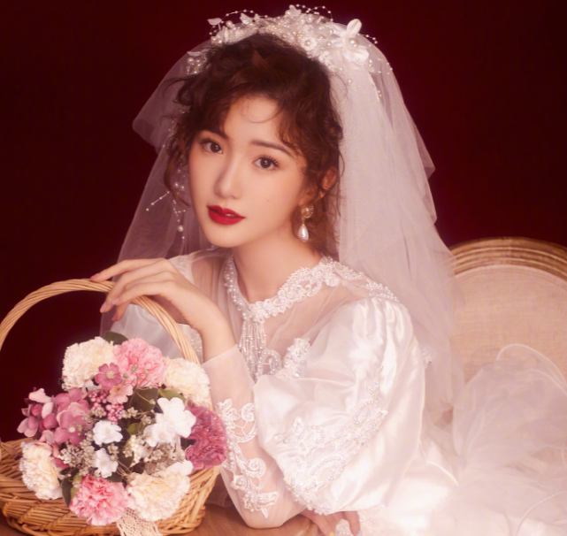 90s服饰再掀复古热潮毛晓彤穿婚纱拍大片乔四美穿搭太时尚