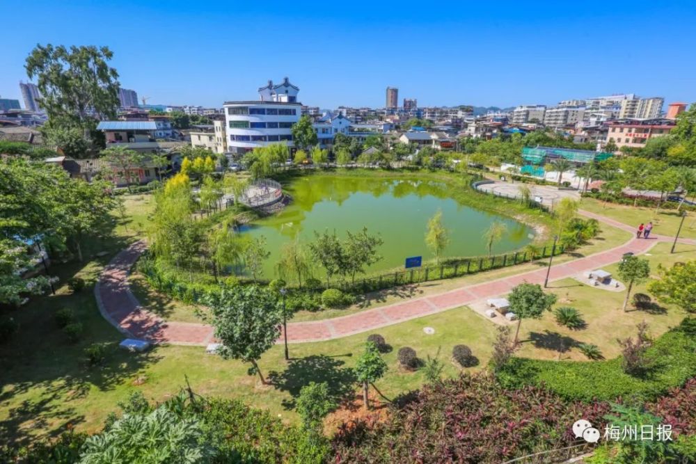 梅江區西郊街道黃泥墩社區珍珠公園,綠意悠悠,道路寬敞整潔.