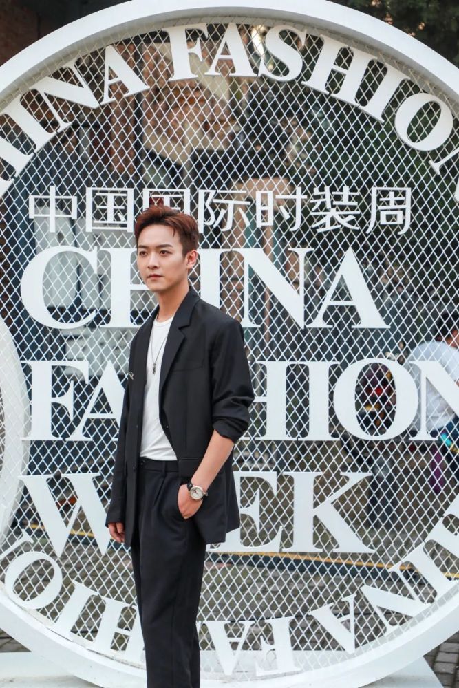 蒋典亮相中国国际时装周简约西装诠释时尚态度