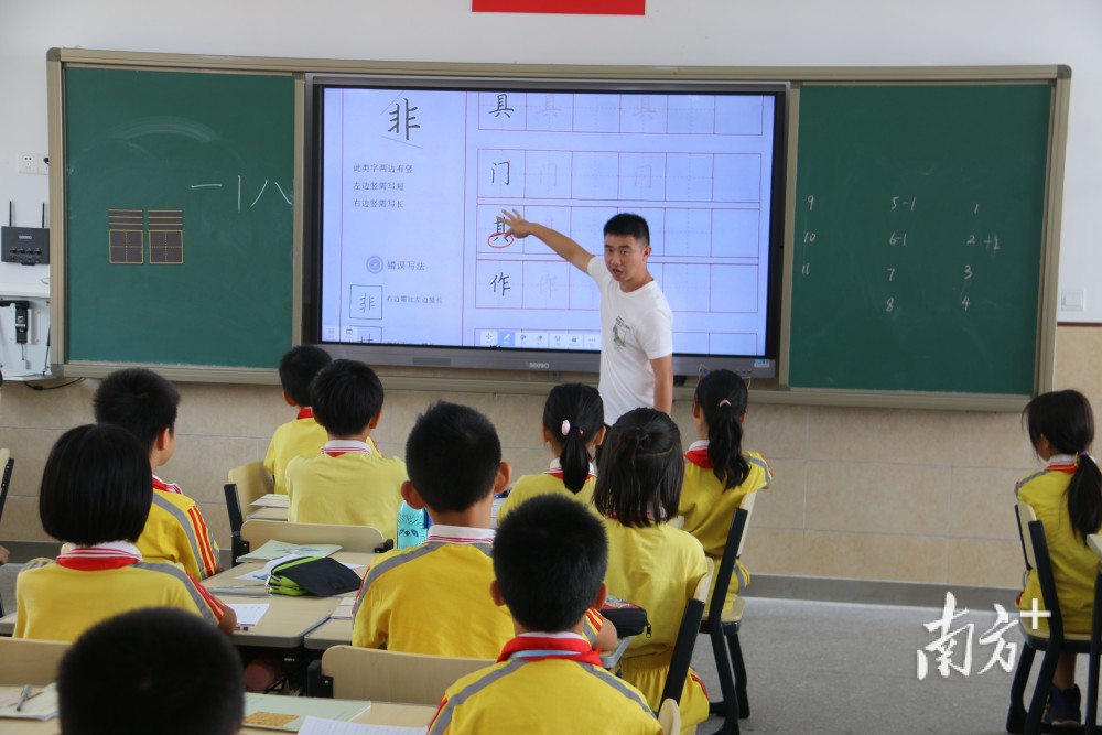 东城虎英小学同行文化烘托书香氛围同行课程打造诵写名片