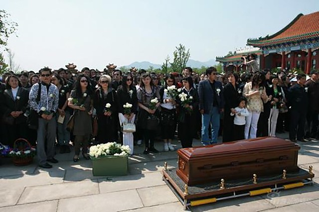 41岁陈晓旭下葬现场,她俨然是林黛玉,演得真的像_腾讯新闻