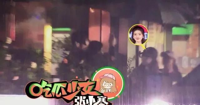 杨洋和赵露思关系也是很不错,在横店拍摄期间,多次被狗仔拍到两人约饭