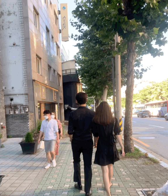 中国网友偶遇玉泽演和素人女友牵手逛街网友走出了六亲不认的步伐