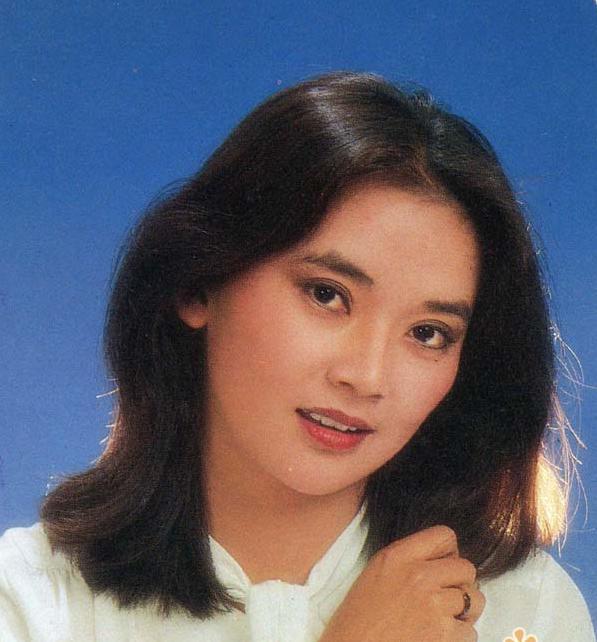 霸王花胡慧中近照曝光盛装出镜向网友打招呼63岁容颜未改