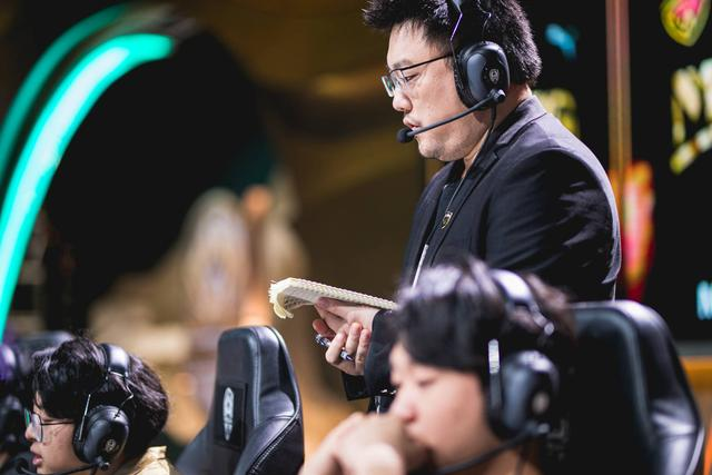 的世冠赛之中有一个大器哥的名字横空出世,说的就是咱们贝克曼教练,他