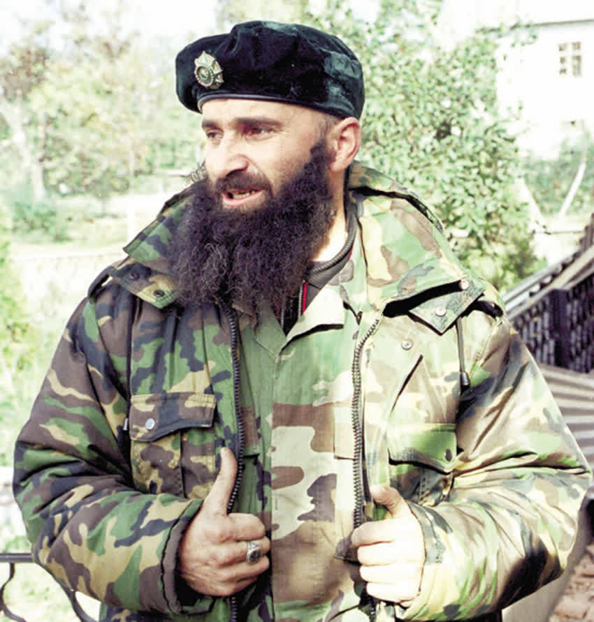 俄罗斯特工截获车臣总统电话,准确定位后,竟直接发射两枚导弹将其炸成