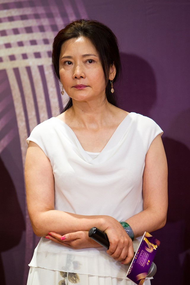 快60岁的女人能像何赛飞一样就不错,虽然有皱纹,却不显老