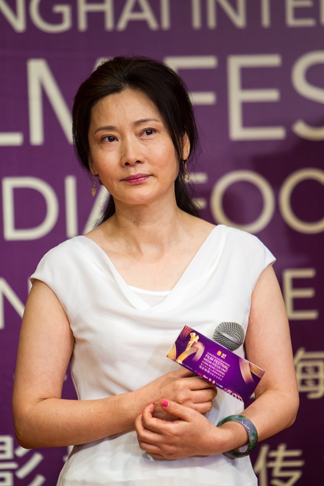 快60岁的女人能像何赛飞一样就不错,虽然有皱纹,却不显老