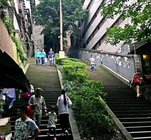 ▼凯旋路云梯街,从重庆复旦中学门口开始,上面在较场口结束,上下相差