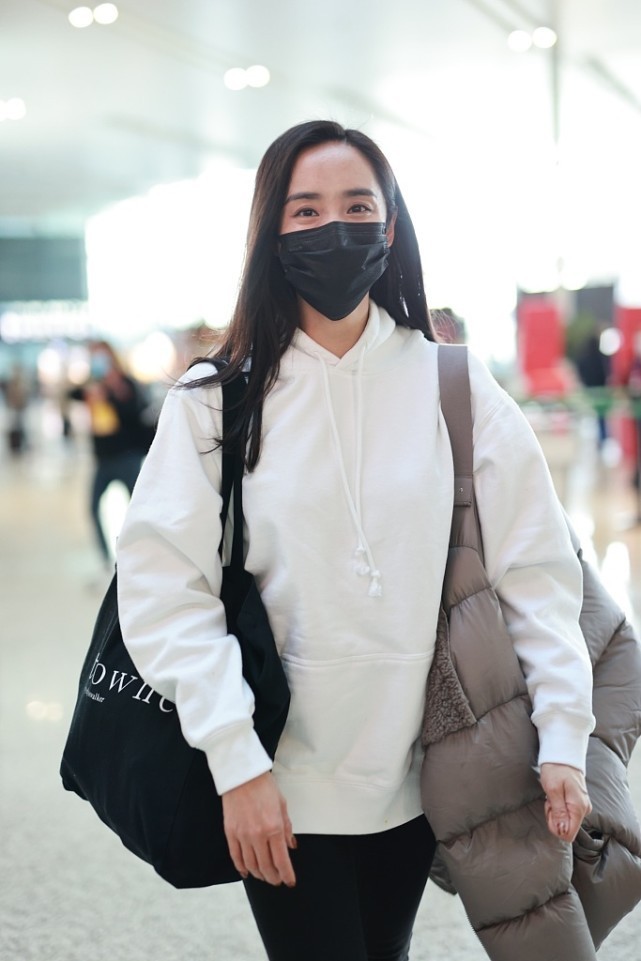 王智对形象真不在乎素颜出镜好和蔼戴着口罩也藏不住明丽五官