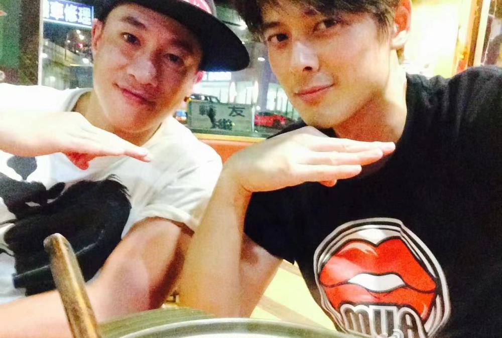 郭品超晒合影为何润东庆生称对方是陪你一辈子打游戏的铁兄弟