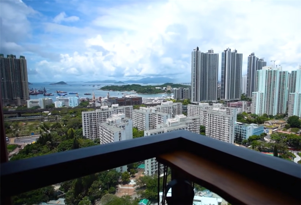 一位香港30岁独居青年买下18㎡双阳台纳米楼网友太逼仄