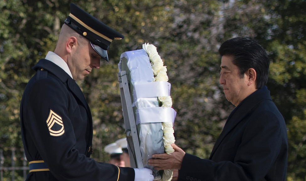 还有人贴出了安倍晋三和菅义伟参拜美国阿灵顿公墓的图片,告诫她"好好