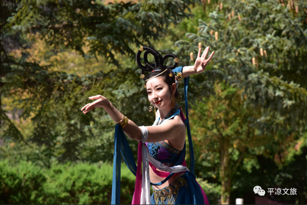 "飞天舞动新丝路"拍摄组携手飞天舞表演者如意(露扬子,在崆峒山景区