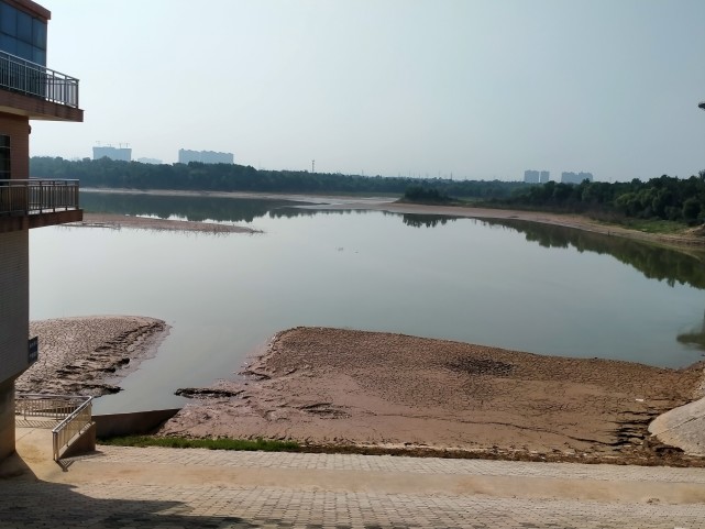 探访泄洪后的郑州常庄水库水位下降露出浅滩