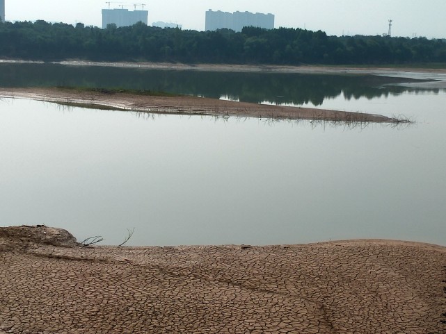 探访泄洪后的郑州常庄水库水位下降露出浅滩
