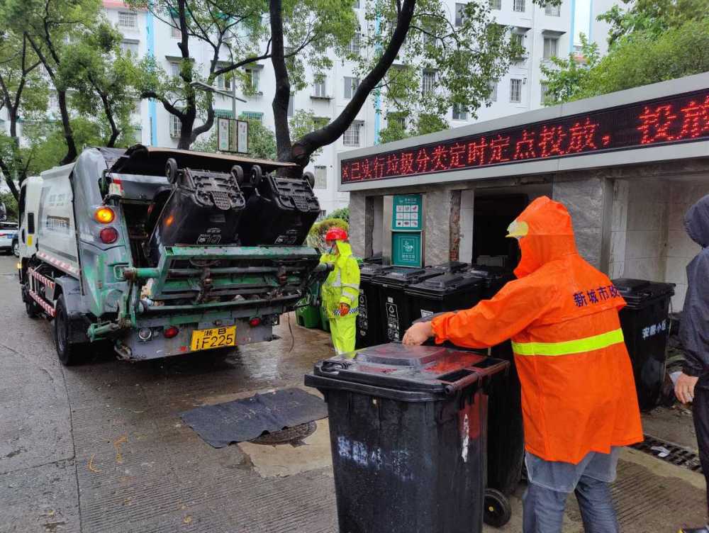 涉水抢收智能管理宁波今天收运垃圾13430吨
