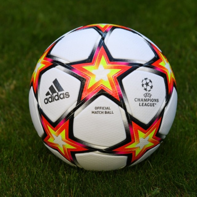 欧冠官方公布新赛季用球,星形图案如烈焰般燃烧