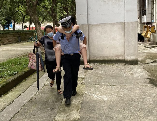 你蹲下背人的样子,真帅!