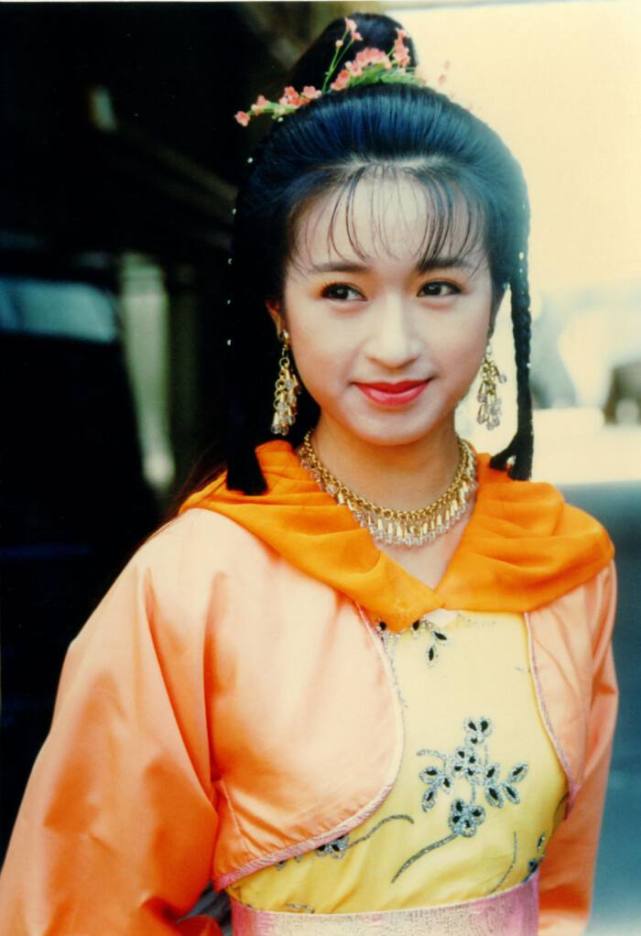 刘倩怡穿着白色衬衫出镜,笑容灿烂.