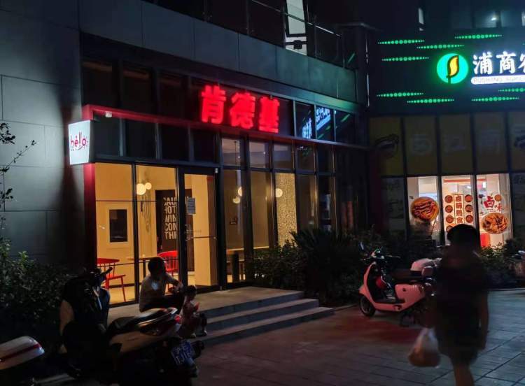 即使天还没亮,也能清晰地看到白底红字的英文字母