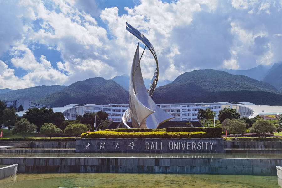 在大理大学,代表团参观了校园环境,并来到大理大学生物科学馆,就滇