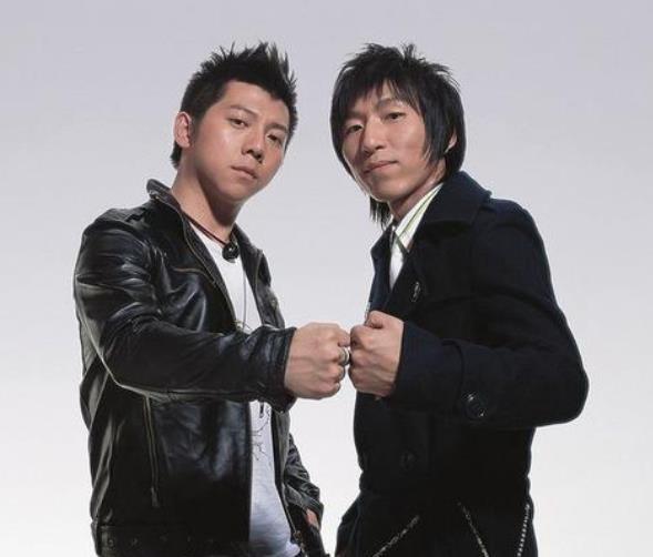 而羽泉的代表作《奔跑》,则由黄征演唱.